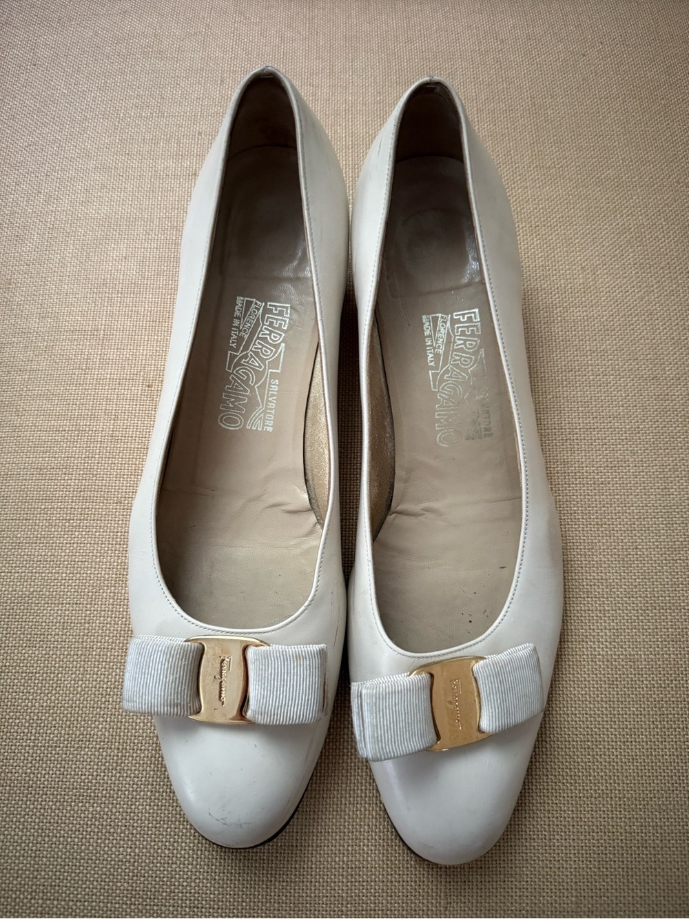 Vintage Ferragamo Vara Pumps Ivory Leather Bow Heels Size 9 3A Italy